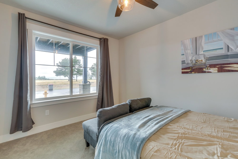 Columbia River Views: Spacious Hammond Getaway!