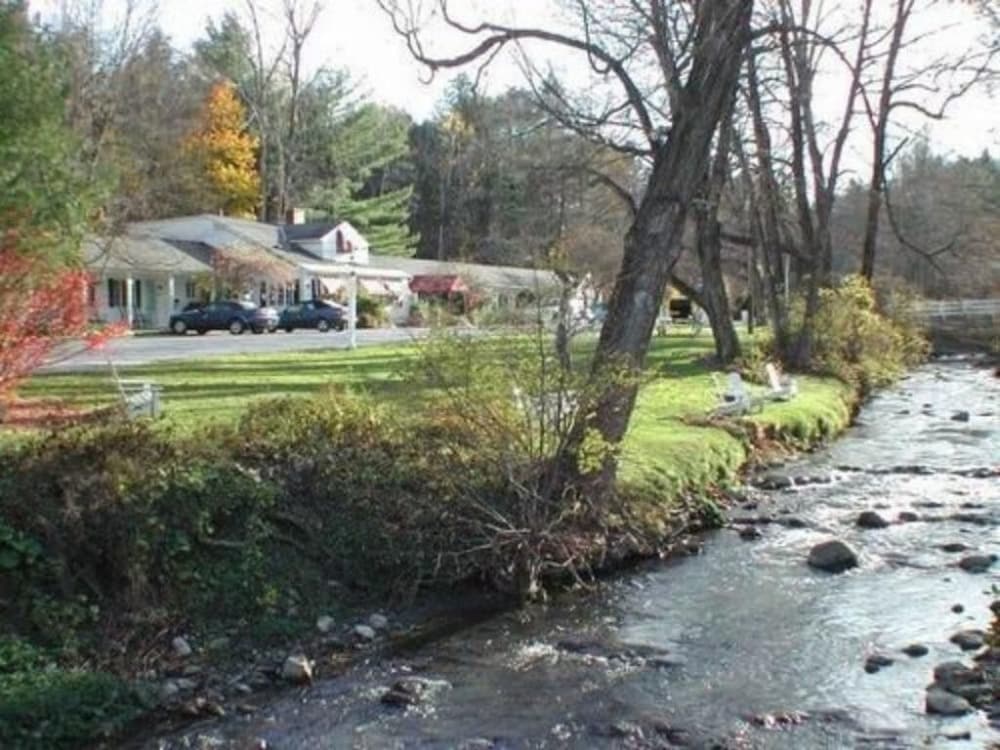 1896 House Country Inn & Motels