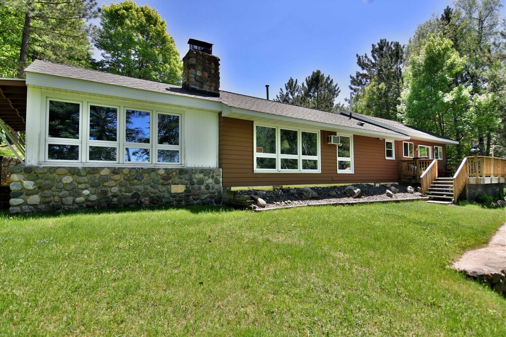 Butler's Bay Teal Lake 4 Bedroom Hotel Room by RedAwning