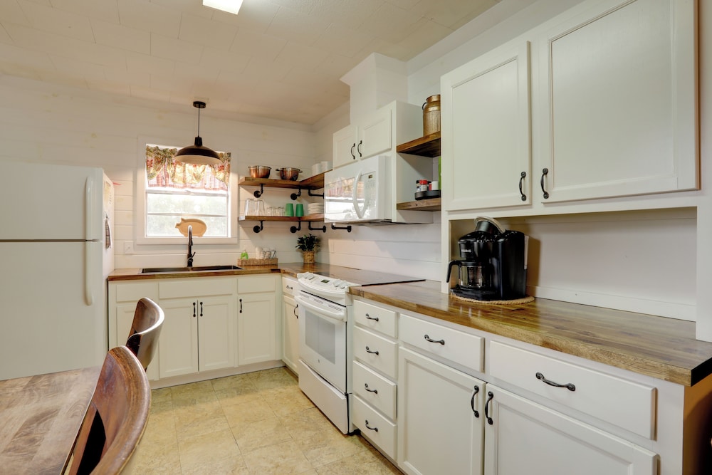Bring Your Boat! Greers Ferry Lake Home w/ Slip