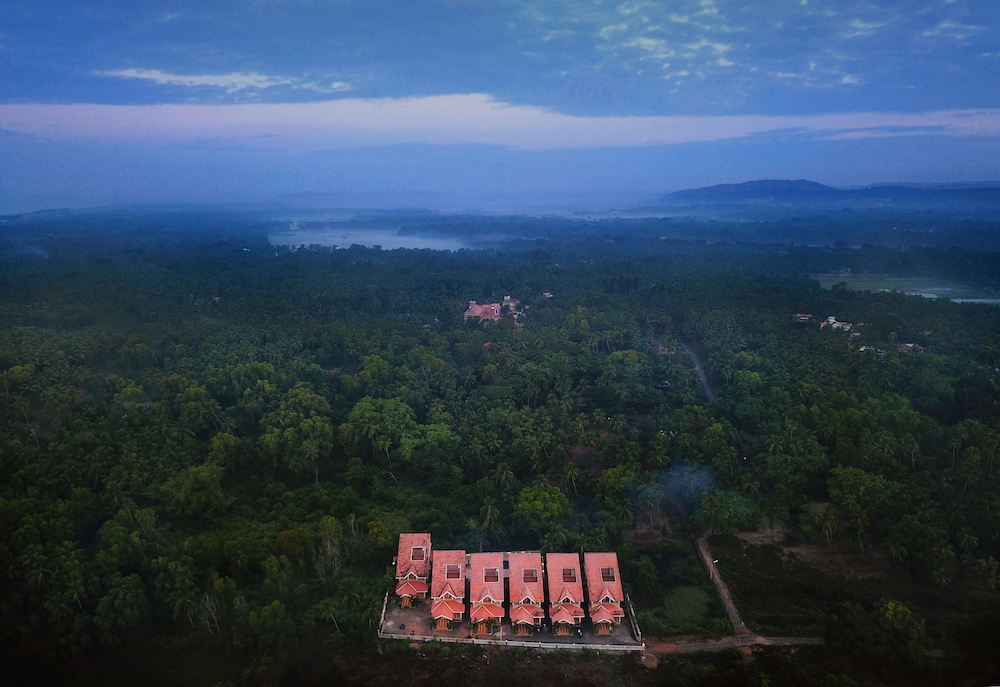 TreeHouse Blue Hotel & Villas