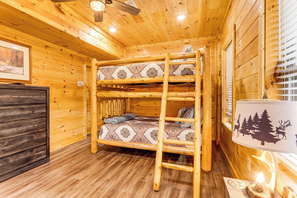 8 Mi to Dollywood: Cabin w/ Hot Tub & Decks!