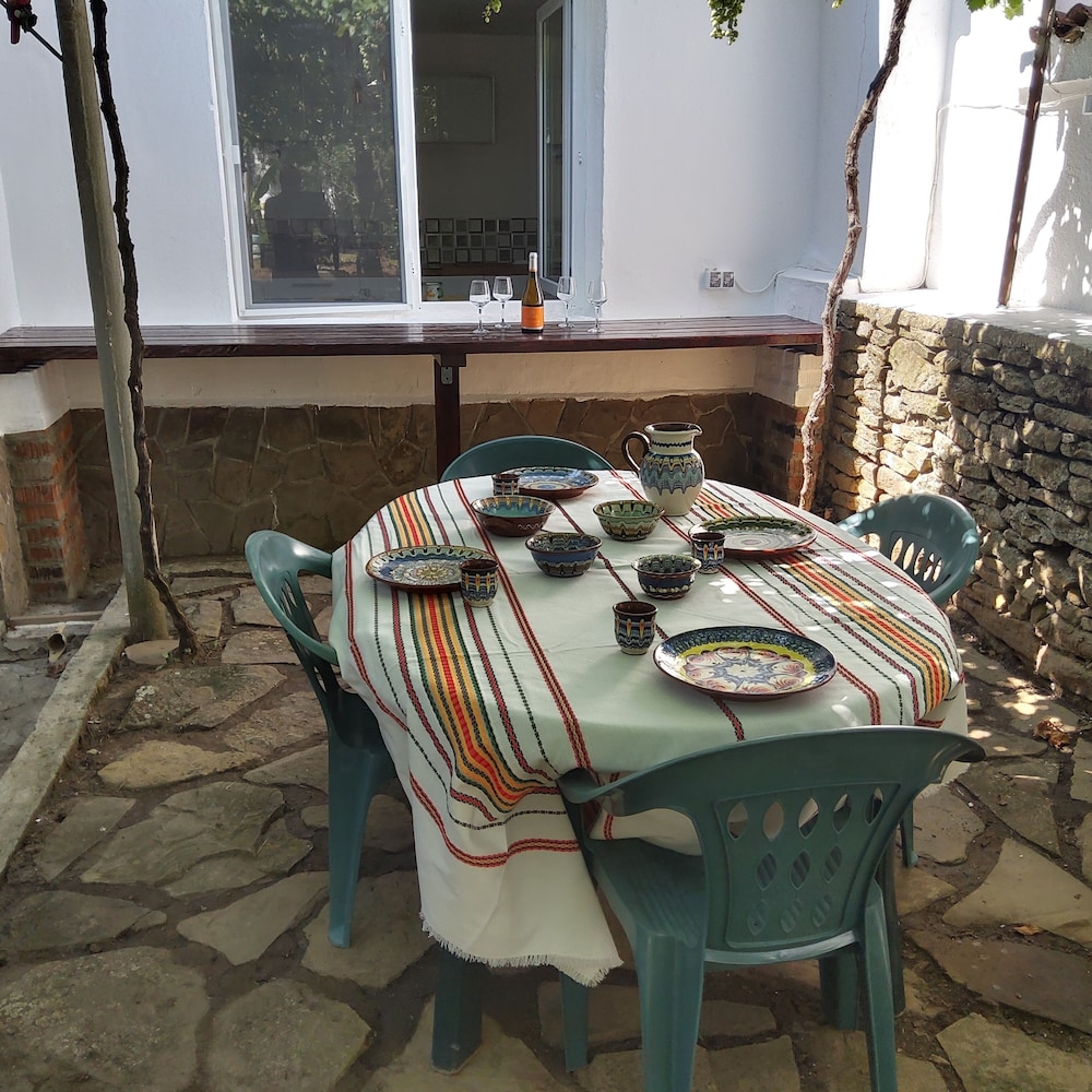 House Sleeps 6-garden-freeparking-bbq-patio-petsok