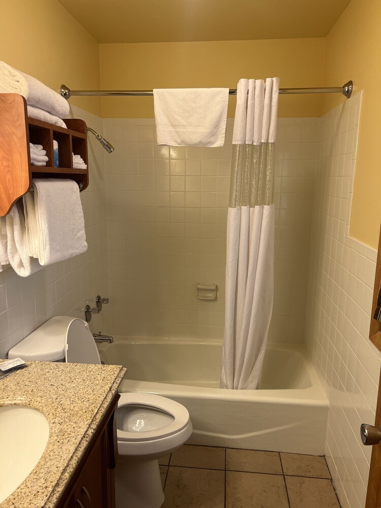 All Star Inn & Suites