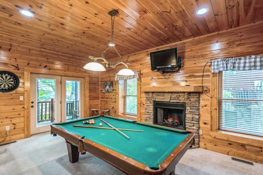 Resort Cabin w/ Hot Tub, Pool Table, Deck Views Summit View Way by Avantstay
