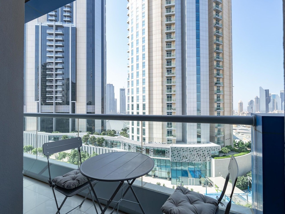 Dlx 21st Flr 3BR Pool/gym Near Mall by Belvilla