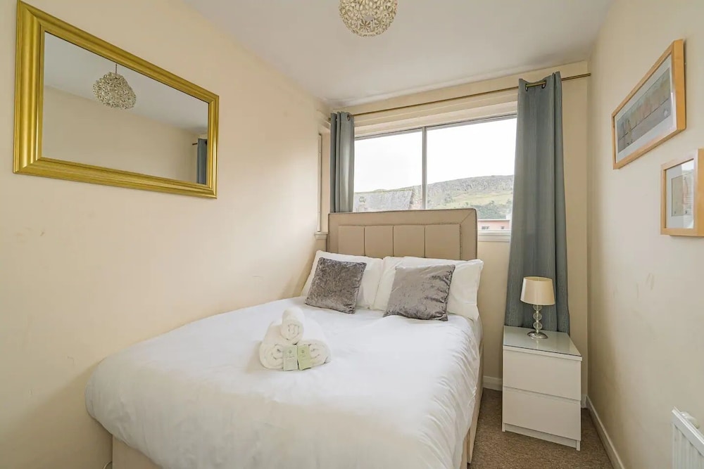 Royal Mile 2BR Apartment Private Balcony view 2
