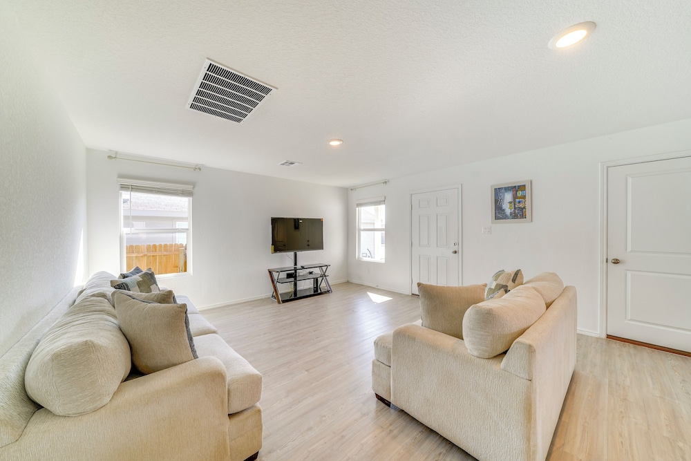 7 Mi to Alamo Ranch Mall: Home w/ Large Yard!
