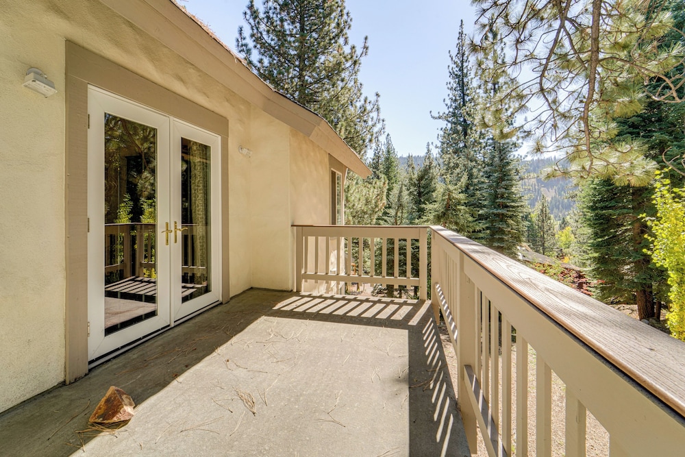 1 Mi to Lift! Olympic Valley Chalet w/ Hot Tub