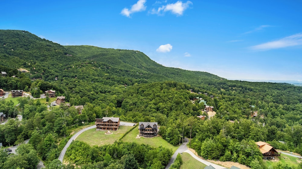 Amazing View Cabin w Gameroom Hot Tub Fire Pit