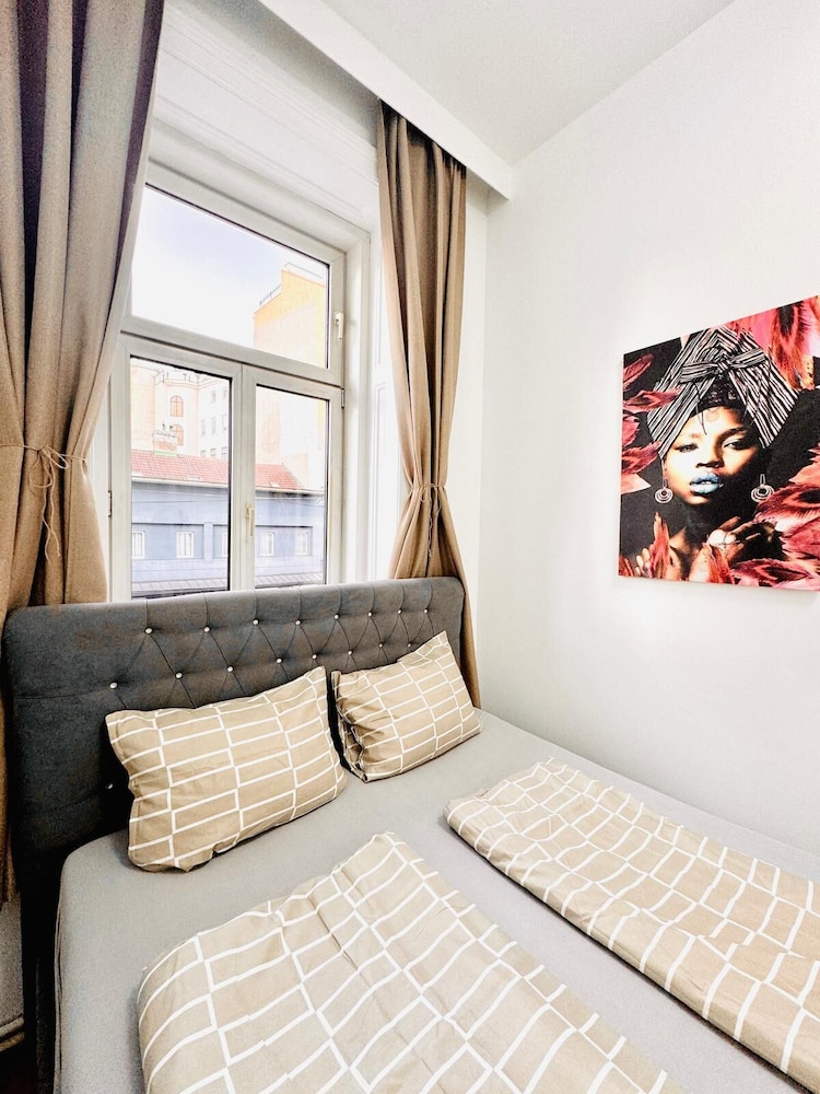 9BR Apt for 18P Walk to Augarten