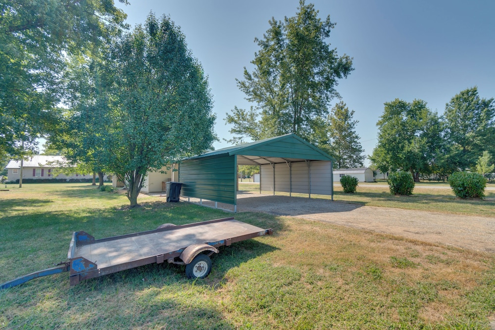 9 Mi to Effingham: Pet-friendly Rural Escape