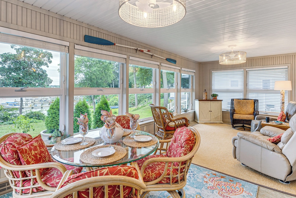 Patio & Water Views: Serene Bohemia River Escape!