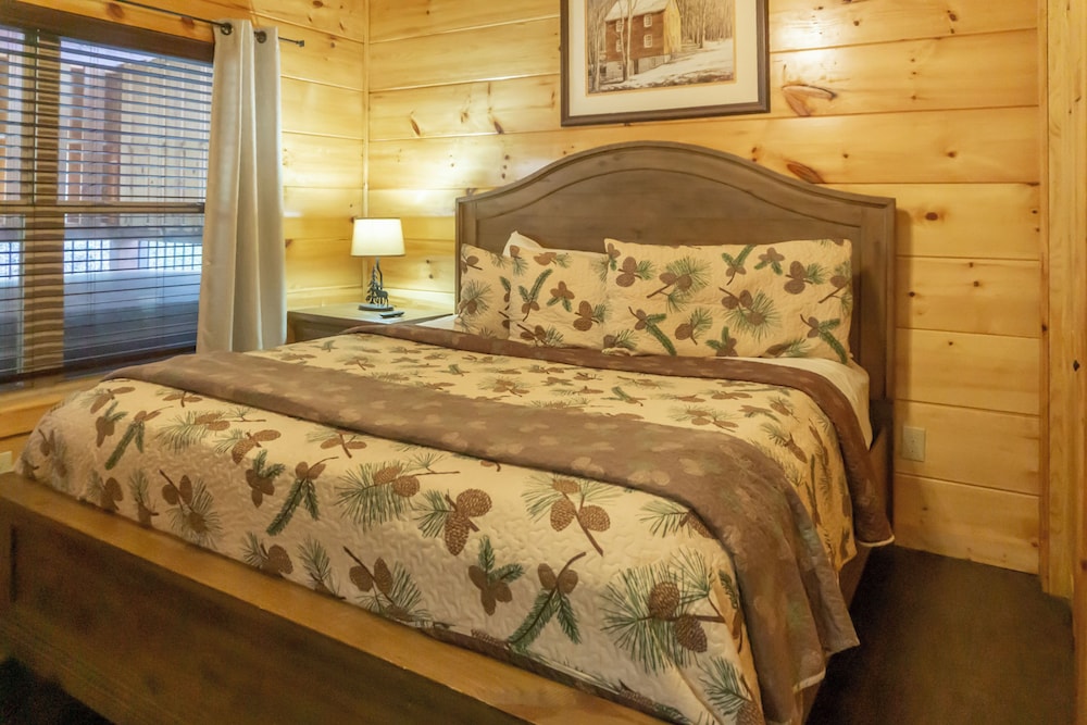 2 BR Pigeon Forge Home w/ Porch & Hot Tub