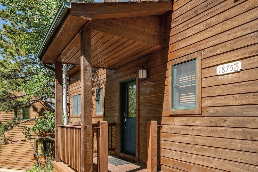 Solitude Beaver #3 - Estes Park 2 Bedroom Condo by RedAwning