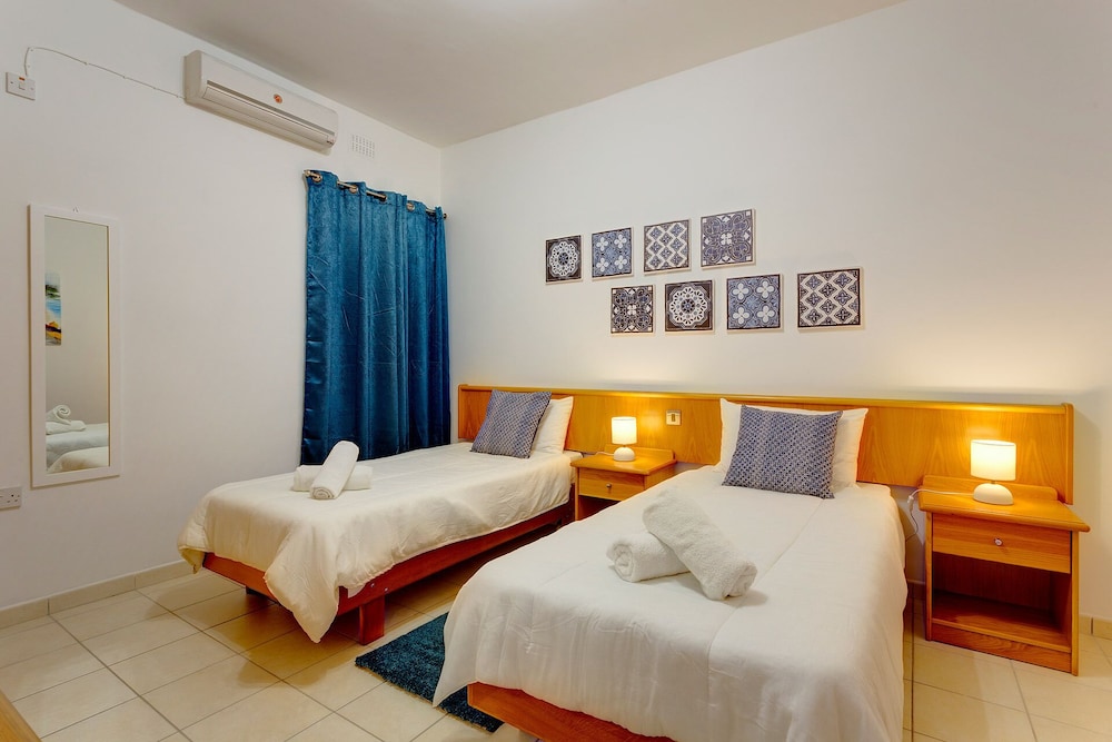 Valletta and Harbour Views Apartment in Central Sliema view 3
