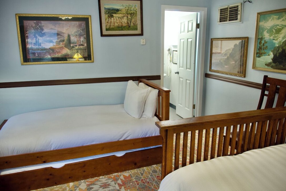Yosemite Bug Rustic Mountain Resort