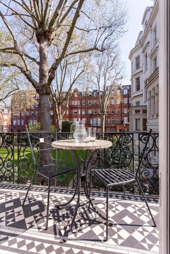 Gledhow Gardens Viii by Onefinestay