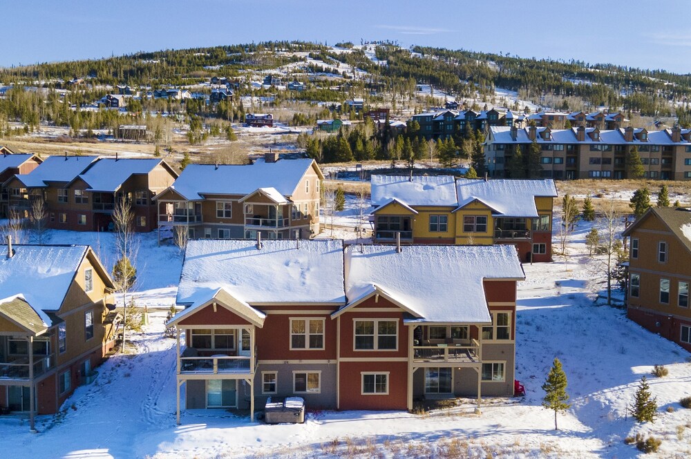 Peak View Drive 3 Bedroom Townhouse by RedAwning view 3