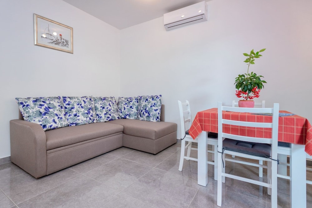 Newly Furnished apt w. Patio,parking & Fireplace view 2