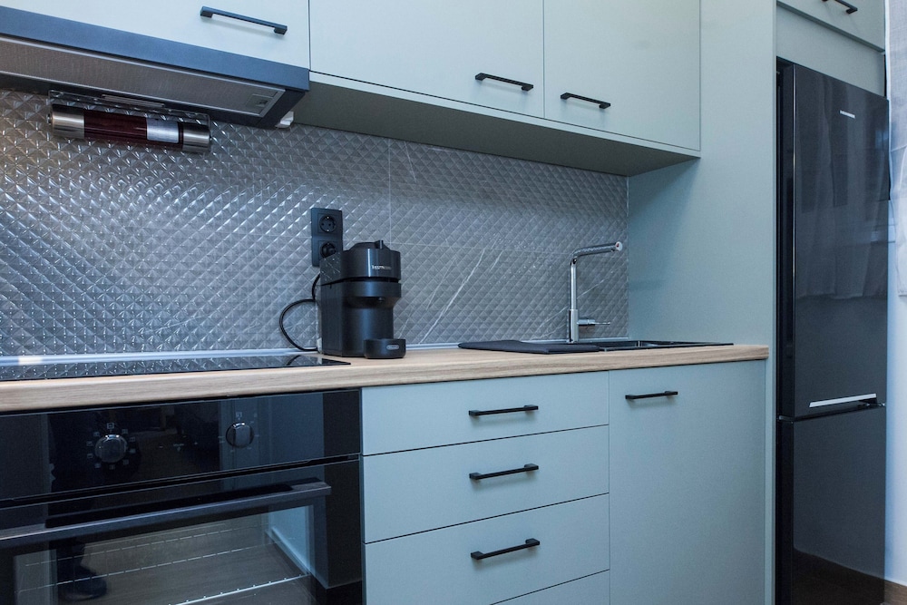 Fresh Modern 1 Bd Apt in Vibrant Patisia
