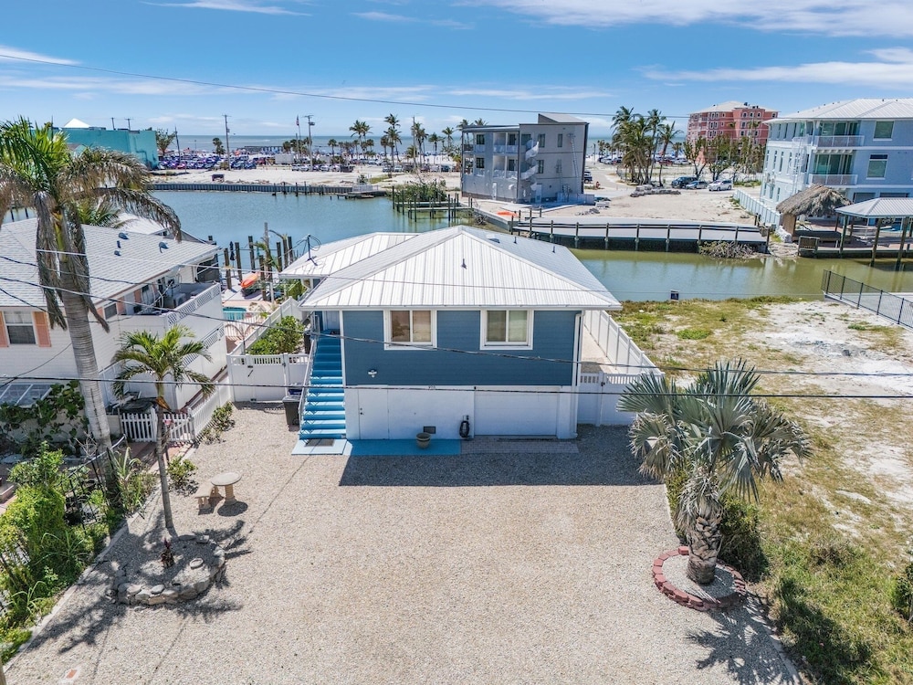 920 Bay Breeze Bungalow: Stunning Bay View Home W/ Heated Pool! 2 Bedroom Home