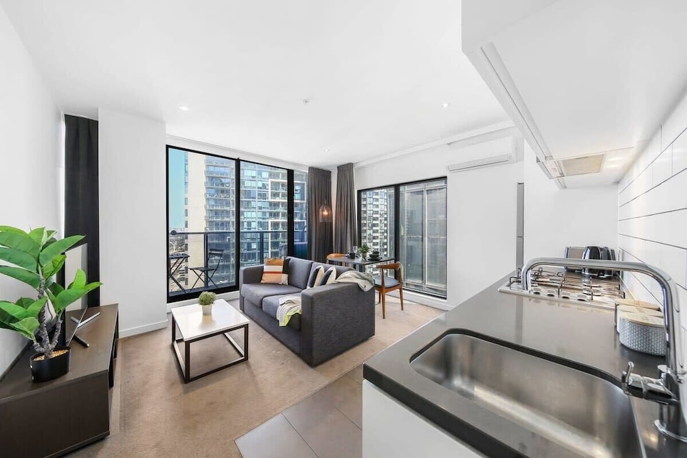 A Stylish 2BR Apt With City Views in Southbank