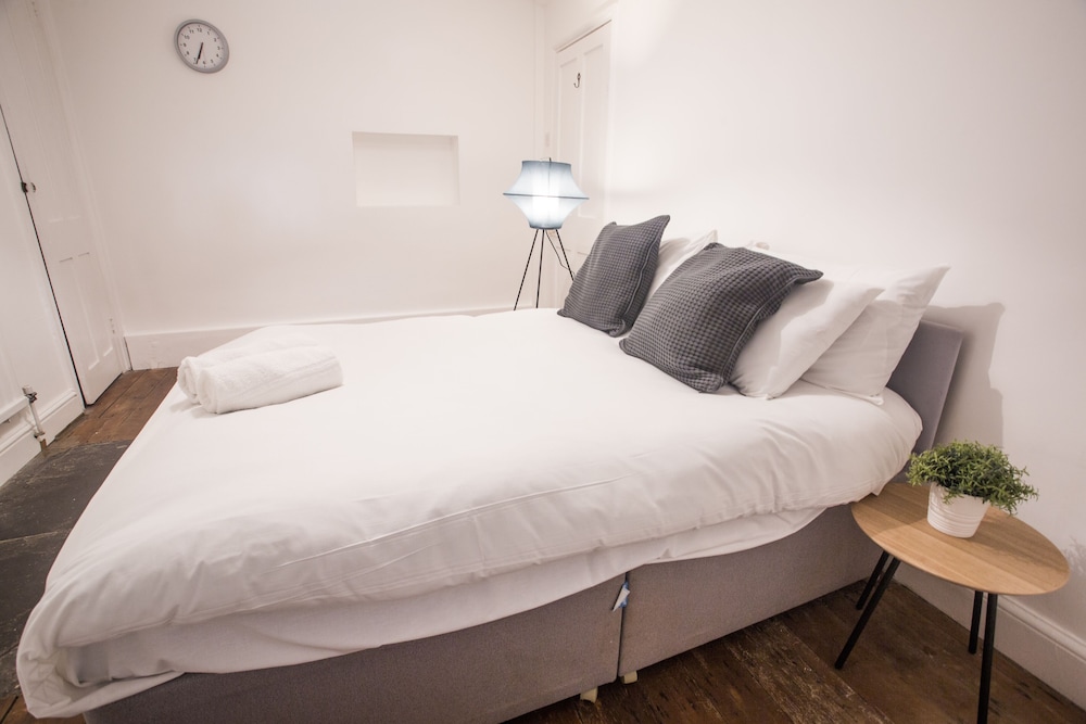 Short Stay Bristol - Pembroke Apartment view 5