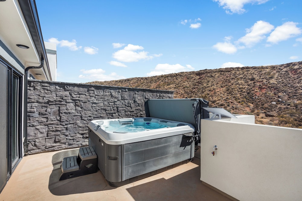 Brand New! Desert Cliff Sleeps 20 Guests!