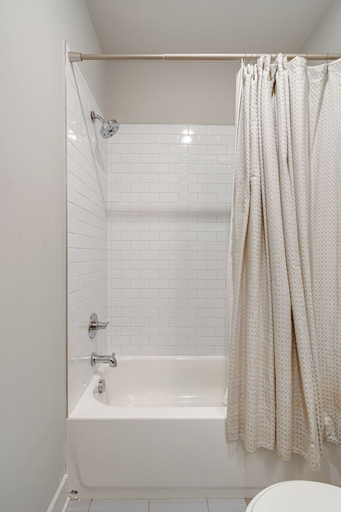 Mesmerize Melrose - Mins to Broadway - 2 Bedrooms