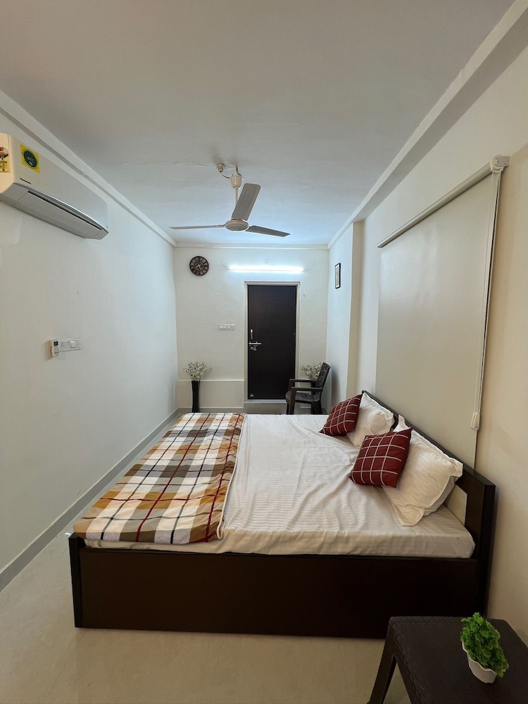 Hostel ivory