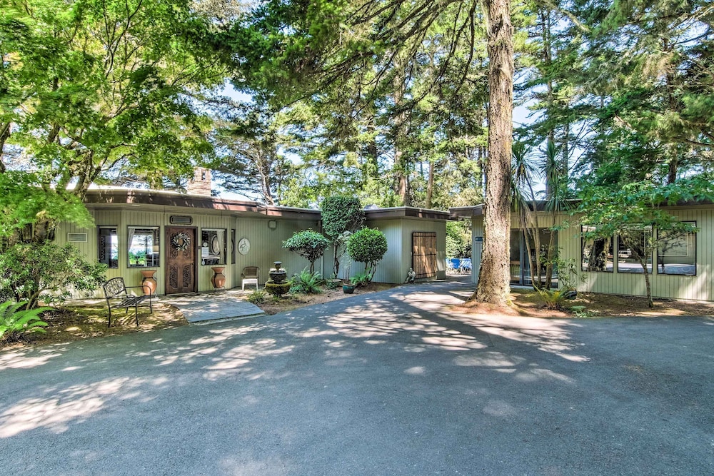 Enchanting Coos Bay Sanctuary w/ Lush Views! view 5