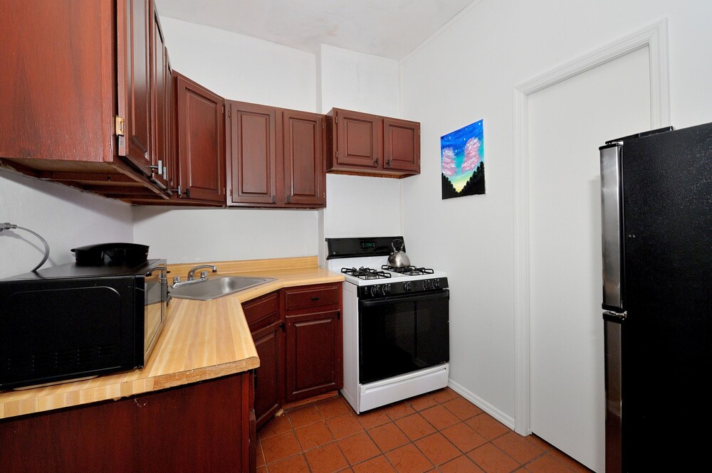 Midtown West Furnished 3 Bedroom Apartment