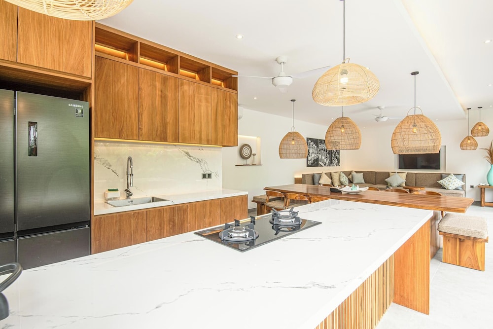 Elegant 6BR Canggu Villa Steps From the Ocean