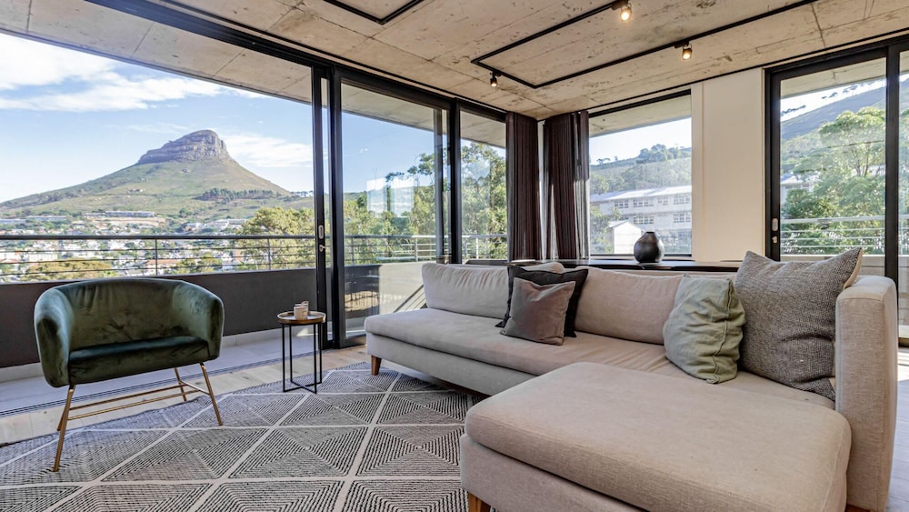 Beautiful Penthouse With Table Mountain Views Pool 40 on L view 2