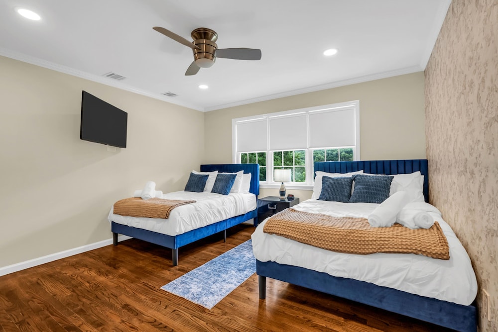 Cozy Family Retreat With Great Views and Game Room
