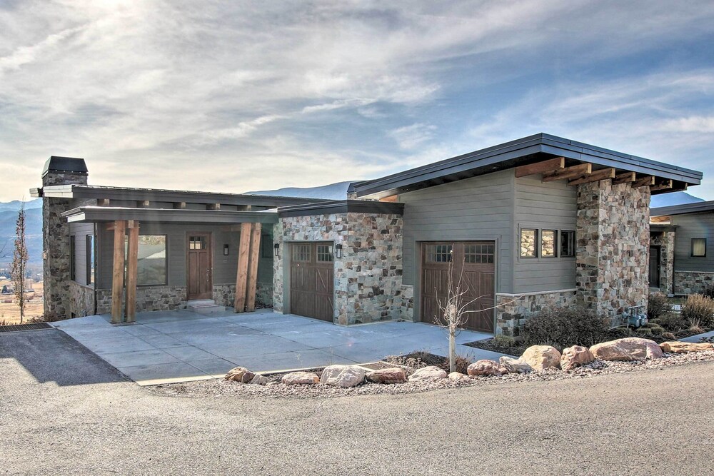 Modern Townhome w/ Mtn Views < 7 Mi to Ski Resorts view 4