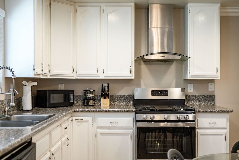 Modern Family Home w Full Amenities Near ONT