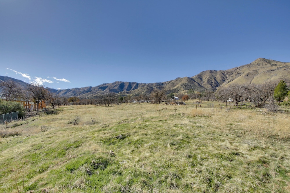 Lake & Mountain Views: Cozy California Stay