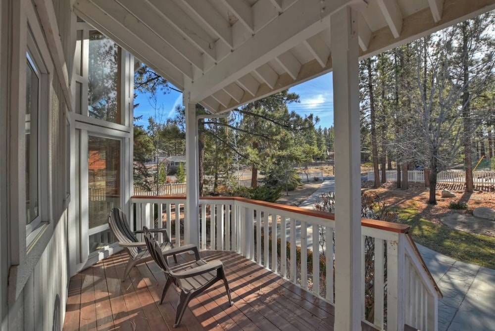 Lakefront Estate with Views and Hot tub