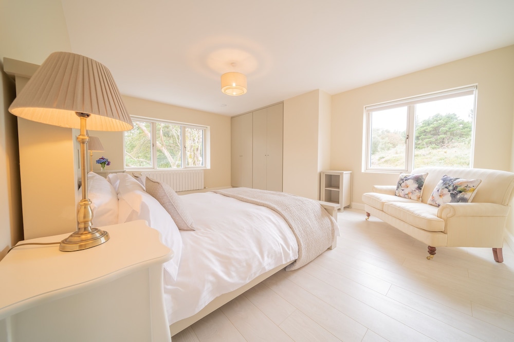 Luxury 5 Bedroom Home With Outdoor Jacuzzi and Indoor Sauna