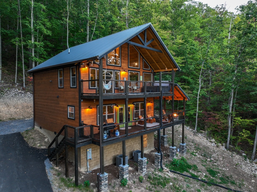 Goodness Gracious 3 Bedroom Cabin by RedAwning - Property Image 23