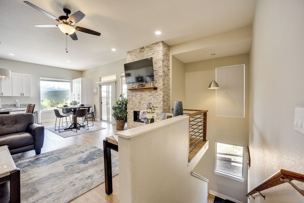 Dtwn Woodland Park Townhome w/ Covered Deck