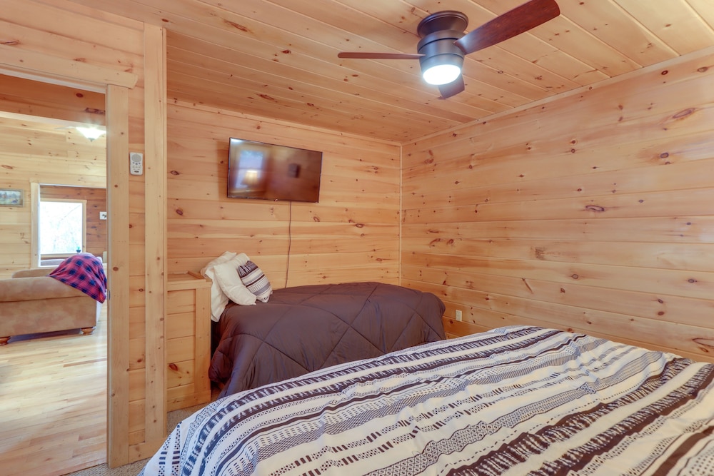 Blue Ridge Cabin w/ Hot Tub, 5 Mi to Downtown!