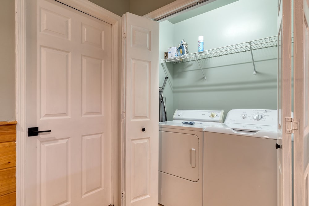 Gatlinburg Getaway by Avantstay 9bdr Sleeps 22 Hot tub Movie Theater
