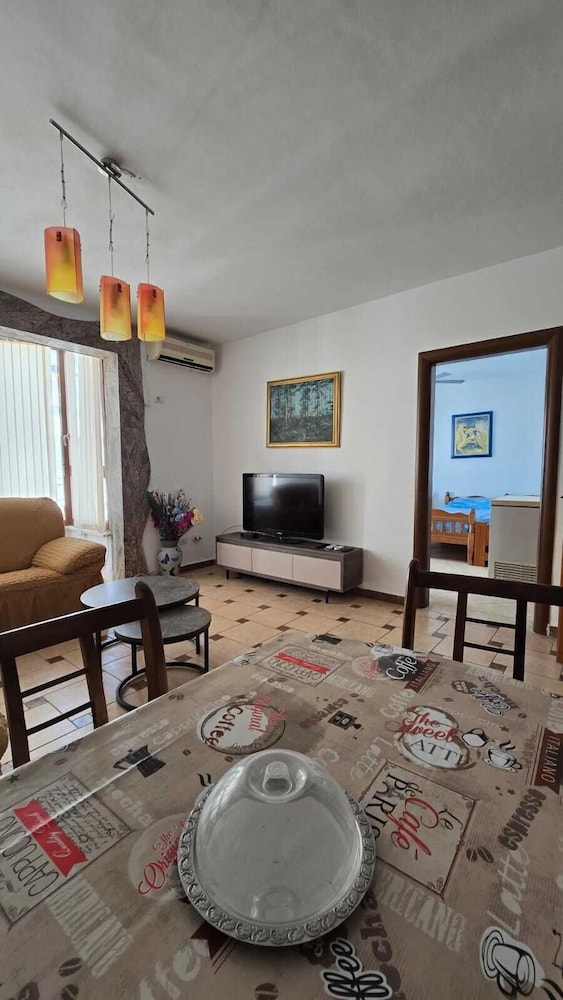 Tirent Apartment - Cozy Bedrooms Stay by Golem Beach.