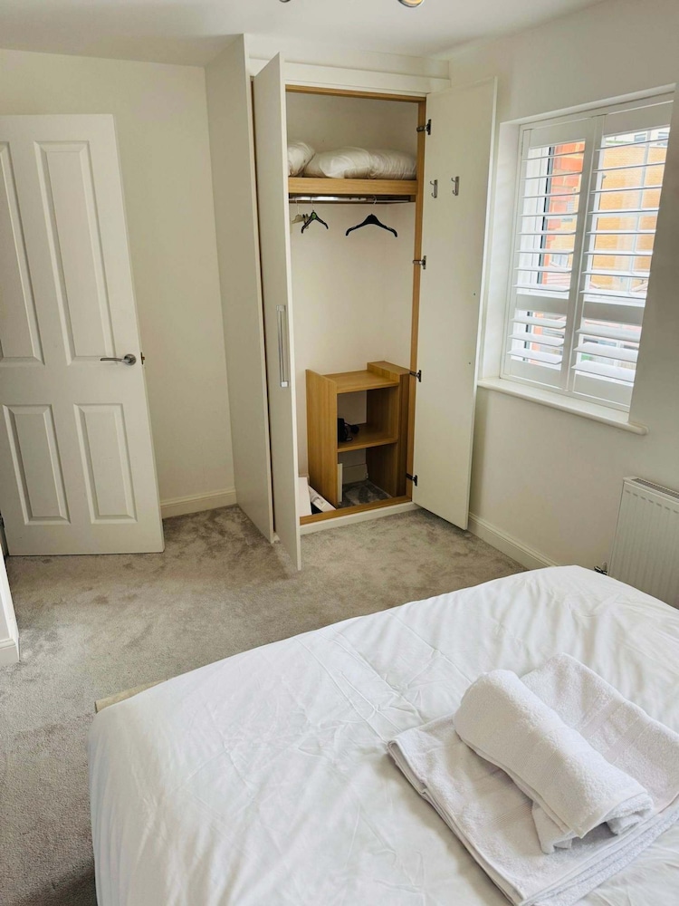 Luxurious Majestic 4 Bedroom- Free Parking