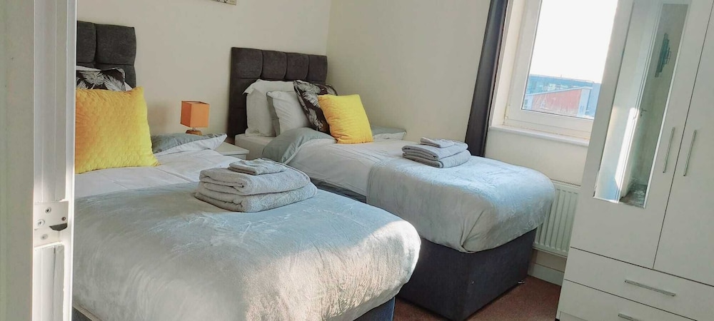 Remarkable 2-bed Apartment in Reading view 5