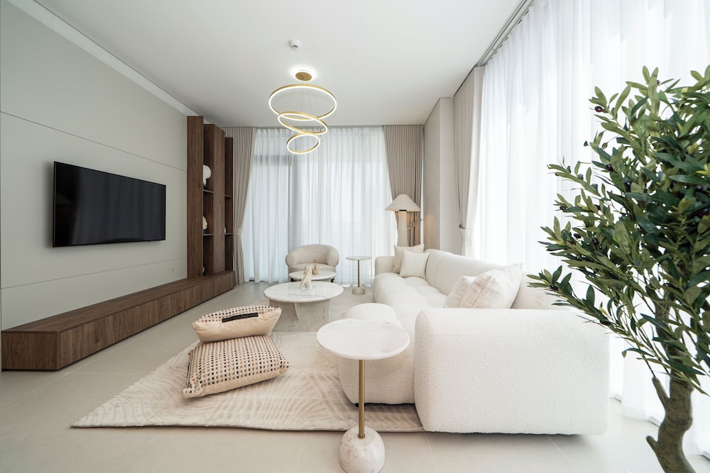 Experience 2BR Luxury Living  LIV Marina