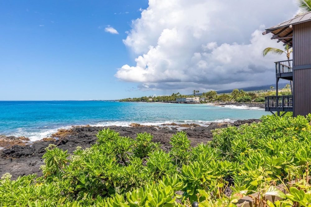 Air-conditioned Ocean Front Hawaii Townhome! - Sleeps 6 - Vrkcv